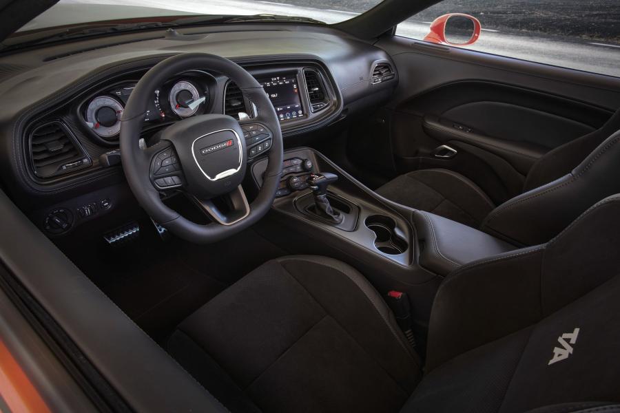Интерьер Dodge Challenger T/A (LC) 2016 года  (фото 17 из 19)